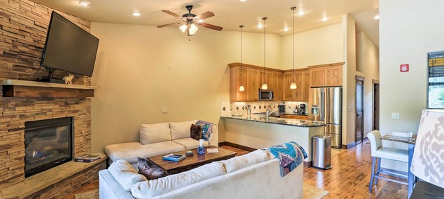Elegant Frisco Condo w/Private Hot Tub & Views! in Frisco