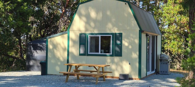 Elk Meadow Hideaway LLC Minutes away Worlds apart in Myrtle Creek