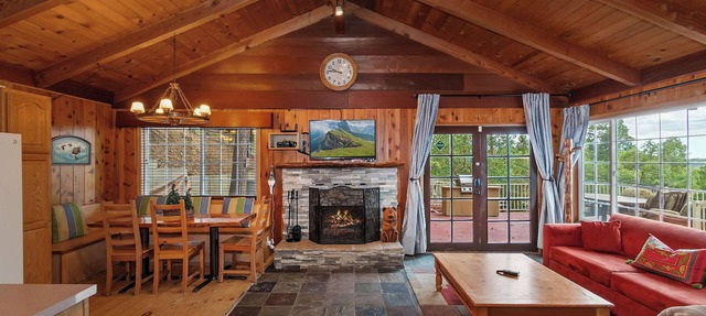 Emerald Arrowhead Haus - For 6 in Cedar Glen