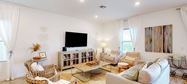 Enchanting & sun-soaked getaway with tennis court, generous patio, AC, & W/D in Davenport
