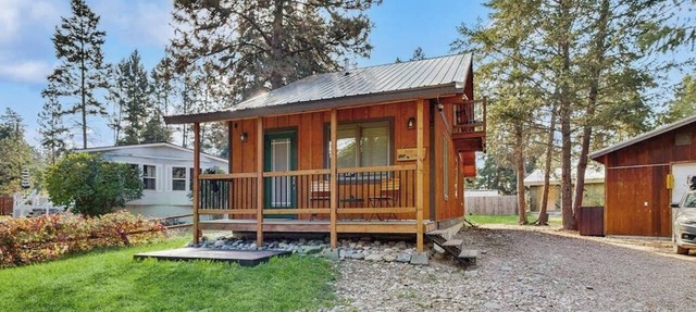 Enjoy two separate cabins, pet friendly, firepit, 5 min to Lake, fly-fishing in Bigfork