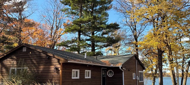 Escape to our cozy Lakeside Cabin-great sunset views-1 hour from Cities in Pine City