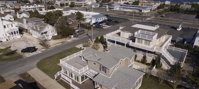 Excellent 4 bedroom Beach House in Fenwick Island, walking distance to the Beach! Wifi available! in Fenwick Island