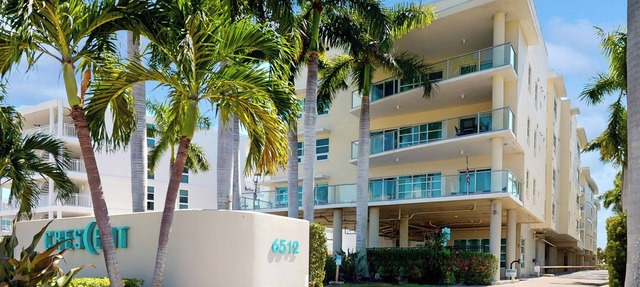 Exceptional Beachfront condo on Crescent Beach in Siesta key