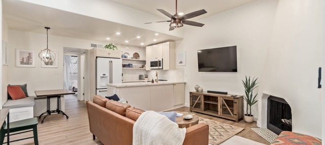 Exceptional community! Biltmore/Arcadia location. Impeccable! King Bed! in Phoenix