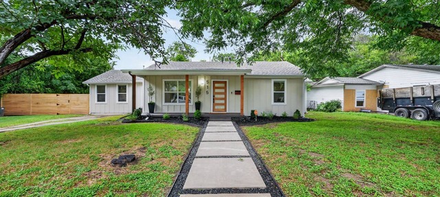 Executive 3BR Home, King Suite, Near Hospitals & Historic Downtown Mansfield in Mansfield