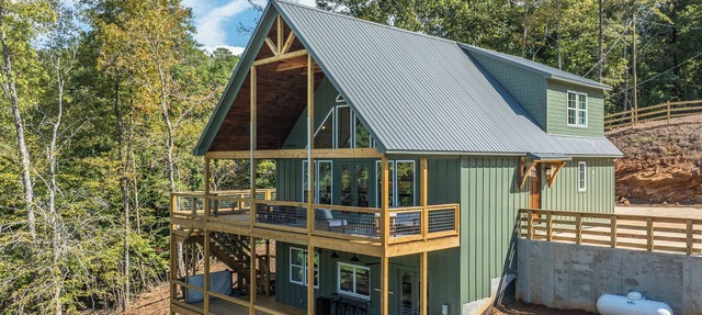 Fall & Christmas! Newly built Home with Hot Tub, Fire Pit, King Beds, Sleeps 12! in Dadeville