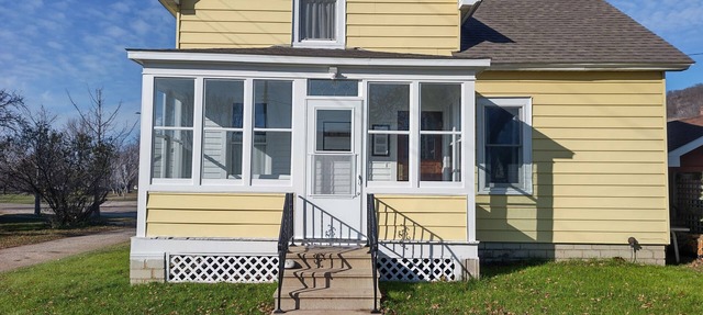 Family-Friendly 3-bedroom house, Firepit, Clawfoot Tub, Local Attractions in Cochrane