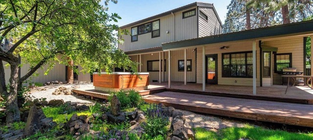 Family/pet friendly home, sleeps 8. Enjoy our game room & soak in the hot tub after exploring Bend. Less than 30 minutes to Mtn. Bachelor. Vacation Home/Midterm Stays/Corporate Housing in Bend