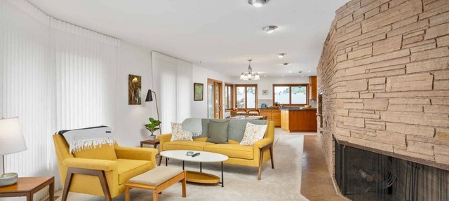 Fantastic Mid-Centuary Escape, Enormous Yard and Huge Deck, BBQ, Pet Friendly, Second Kitchen in Gresham