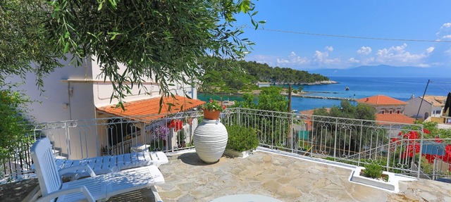 Faros Epta: Gaios studio, sea views, private sun-loungers in Gaios