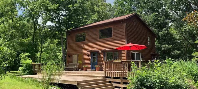 Firefly Cabin, A Forested Retreat on 300 private acres. 20 mins to Athens/O.U. in Pomeroy