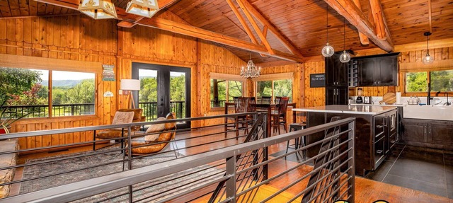 Fireside Chat - rustic luxury w/golf course and mtn views in Basye
