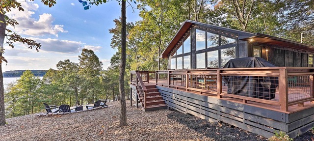 'Foxtail' Cabin Retreat: Steps to Beaver Lake! in Rogers