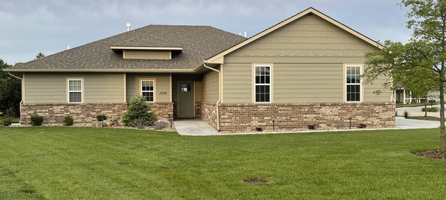 Golf Course Getaway! Right on Sand Creek Golf Course, Newly Built in Newton