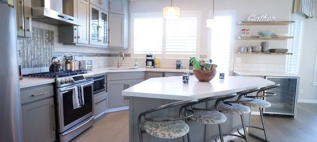 Gorgeous Lake Front Home, Central Location in Tualatin