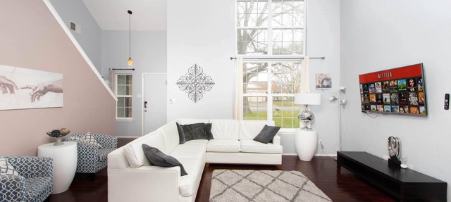 Great for large groups and Family Friendly. Backs to local park great for kids in Round Rock