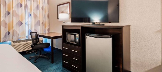 Great Location, 2 Amazing Units w/Free Breakfast Near Wheeling Heritage Port in Bridgeport