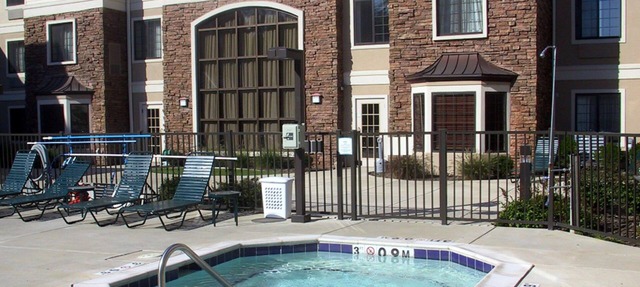 Great Location | FREE Wi-Fi + Pool + Hot Tub in Grand Rapids