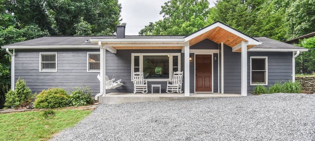 Grey Eagle Cottage with Hot Tub in Black Mountain in Black Mountain