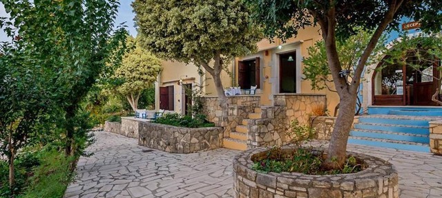 Group accommodation in Crete – separate houses in Douliana
