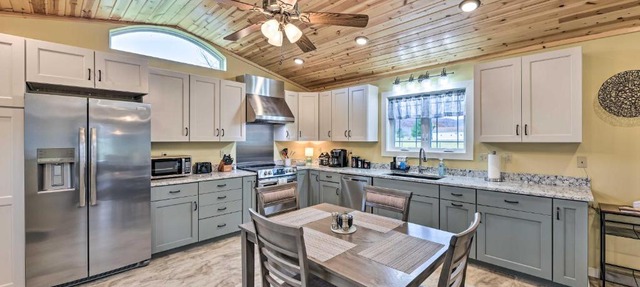 Guesthouse on Lonesome Hollow: Hot Tub & Mtn Views in Marlinton
