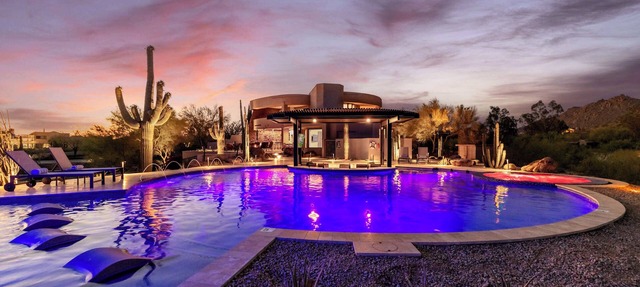 HÓZHÓ | Resort Pool, Swim-Up Bar, Sauna & Hot Tub in Scottsdale