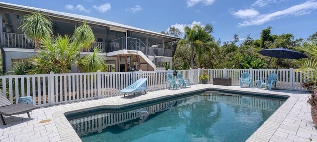 Hammock Haven - huge wraparound porch overlooking pool in Englewood