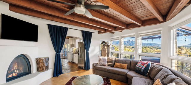 Heavenly Mountain Views-Close to Plaza, Hot tub, Ski & Pickleball, Upscale home in Santa Fe