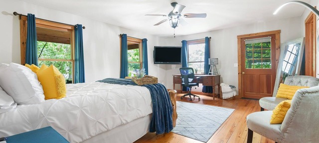 Hidden Gem: Upscale Area, EV Charger, Firepit, Near HWY65 and I44 in Springfield