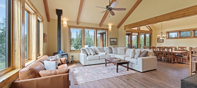 High Lowe- Gorgeous Retreat, Hot Tub, A/C, Views, Ponds, Ping Pong, BBQ! in Bend