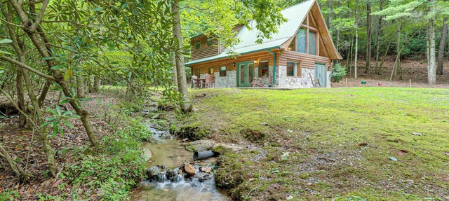 Hike, Fish & More: Cozy Cabin w/Patio in Murphy! in Murphy