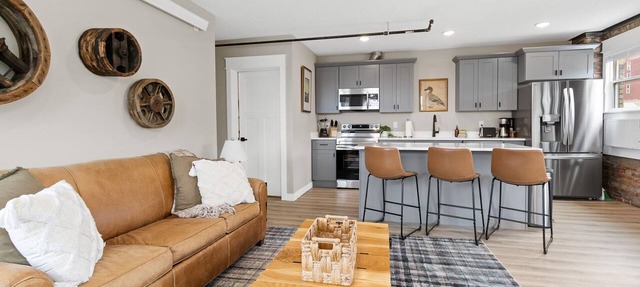 Historic Brownstone Apartment, Heirloom Vacations in Duluth
