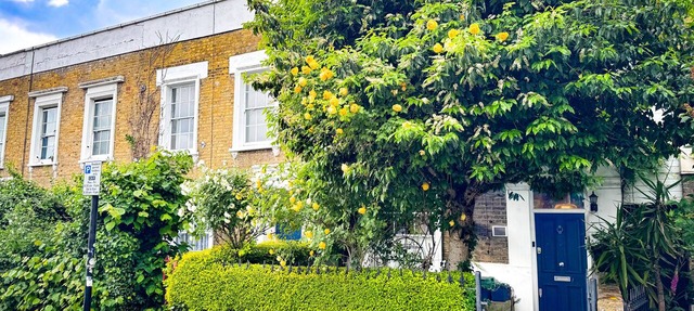 Historic Victorian Cottage w/Private walled Garden. Dog friendly in London