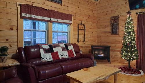 Hocking Hills Cabin, Hot Tub, Private Pond in McArthur
