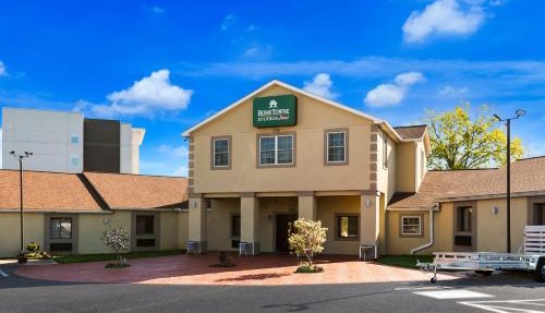 HomeTowne Studios by Red Roof Denver - Lancaster County in Denver