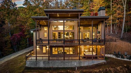 Honeysuckle Chalet - Luxe Mountain Chalet - Hot Tub, Wi-Fi, Pool Table, Party Deck, Fire Pit - 15 mins to Blue Ridge! in Morganton