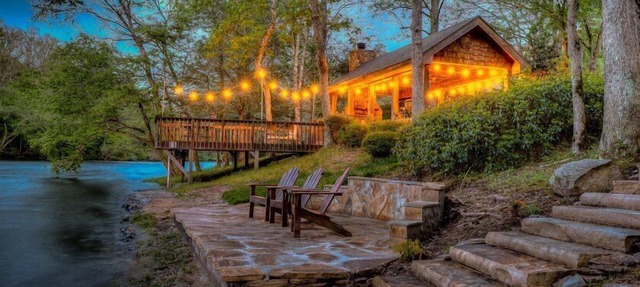 Hooked on Toccoa- River Front | Outdoor Fireplace | Screened Porch | Toccoa River in Mineral Bluff