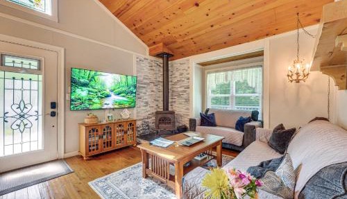 Hot Tub, Fire Pit: Family-Friendly Murphy Home in Murphy