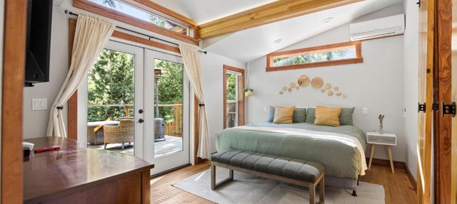 Howard's Hideaway Riverfront Pet Friendly Cabin in Sandy