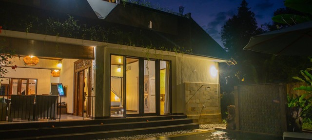 Huge Villa w/Pool and Spectacular Rooftop Patio! in Bali