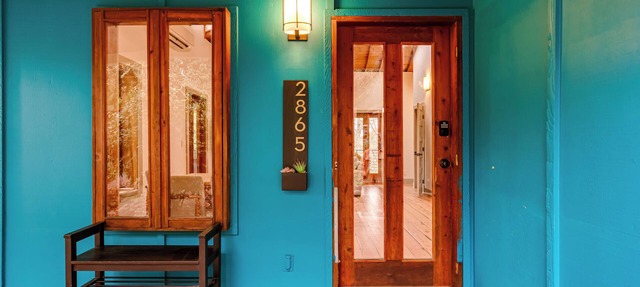 Hummingbird House! Cozy 2-bedroom rustic house near the University of Oregon! in Eugene
