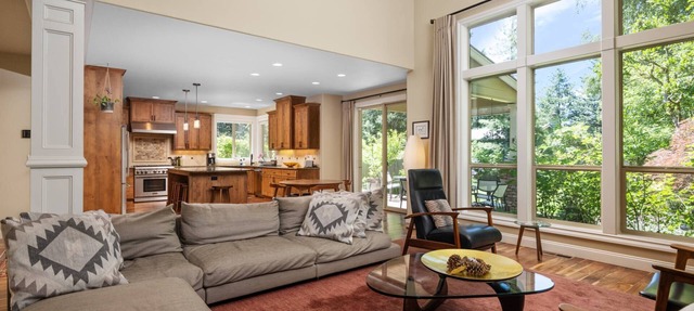 Impeccable Décor and Furnishing, Splendid Neighborhood, Pet Friendly, Fenced Backyard, Next to Park in Portland