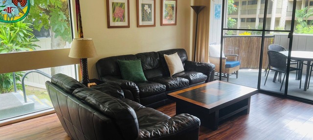 In Town, Ocean View, Steps Away From The Beach, Shops, Restaurants And Bars! in Kailua Kona