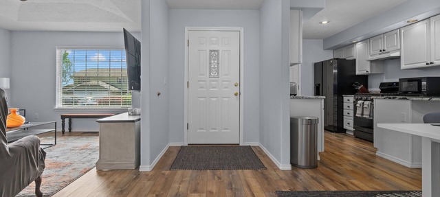 Inviting 2BR Half-Plex-Equipped Kitchen & Garage in Keizer