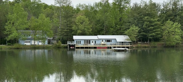 Island Retreat Cottage Overlooking 5 acre Lake on 20 acre Nature Preserve in Albany