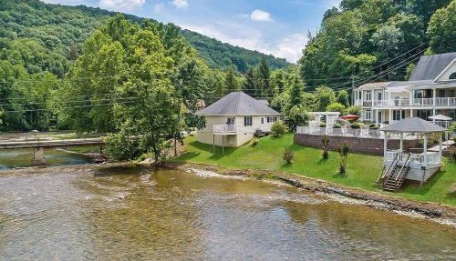 Jackson River Estate Cozy Cottage on the River in Covington