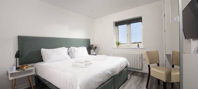 Kenidjack, B&B - a hotel room that sleeps 2 guests in 1 bedroom in Cape Cornwall