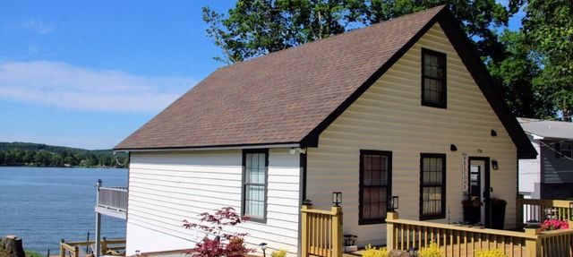 Lakefront Getaway | Sleeps 8+ | Private Pier & Hot Tub in Centre