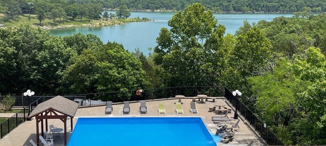 LAKEFRONT, LAKE VIEW CONDO WITH A BOAT SLIP ON INDIAN POINT in Branson
